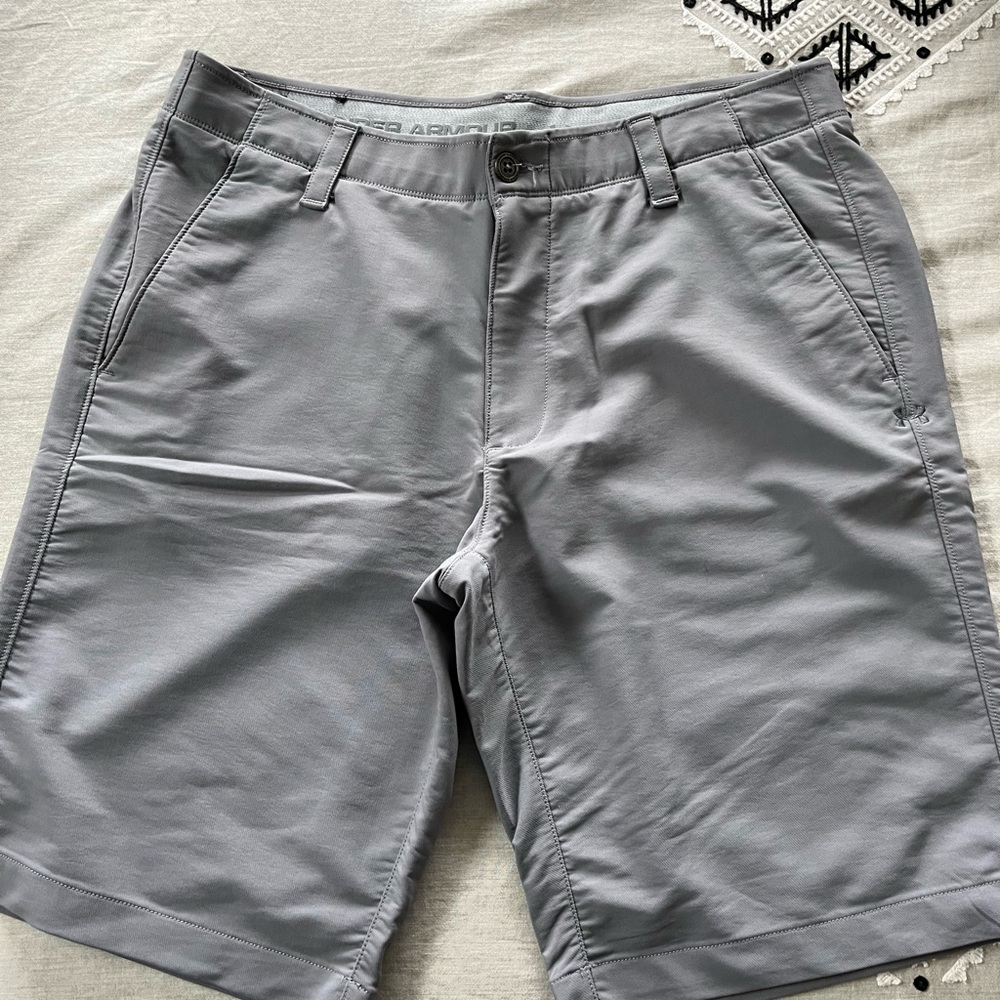 Under Armour golf shorts size 34